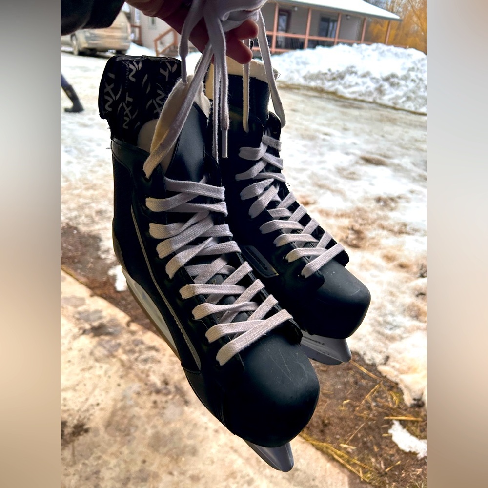 Winnwell Amp 300 Hockey Skates, Ice Skates Size 9